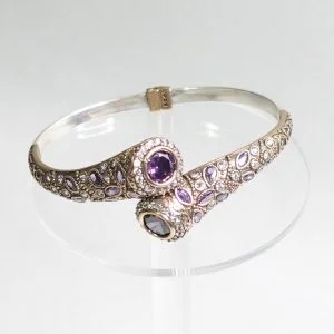 Hecha a mano con auténticas piedras de amatista redondas, esta pulsera no solo es un accesorio hermoso, sino que también te brinda beneficios terapéuticos.